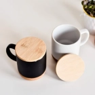 Kubek ceramiczny z bambusową przykrywką - czarny